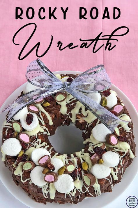 Rocky Road Wreath, Christmas Traybakes, Christmas Tray Bakes, Edible Centrepiece, Rocky Road Christmas, Christmas Rocky Road, Christmas Supper, Xmas Foods, Christmas Desert