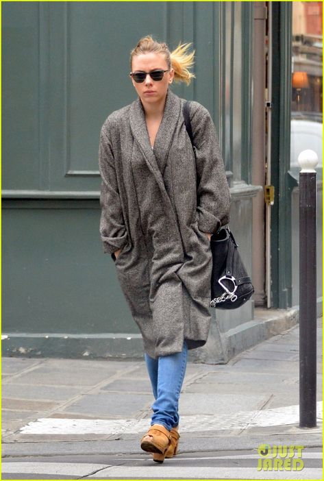 grey + greatcoat Scarlett Johansson Street Style, Oversized Sweater Coat, Michael Bay, Hollywood Boulevard, Madame Tussauds, Paris Shopping, Cozy Chic, Hollywood Walk Of Fame, Scarlett Johansson