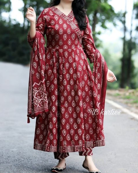 **Rate - 1100/- free ship *🌈☑️ *New Arrival Full Kurta set Festival Launch Embroidery For Red Lovers 3 PIECE Kurti pent with Full DUPPTA Sets* *Beautiful mill Print Design work*😍 *Size - M L XL XXL* *Fabric - Cotton* *100 % Best Quality Collection*❤️ *Stock Ready* 🌙❤️🌙❤️🌙❤️🌙❤️🌙❤️ Designer Lehnga Choli, Red Kurti, Printed Kurti Designs, Mirror Work Lehenga, Simple Kurta Designs, Designer Kurti Patterns, A Line Kurta, Modest Dresses Casual, Printed Kurti