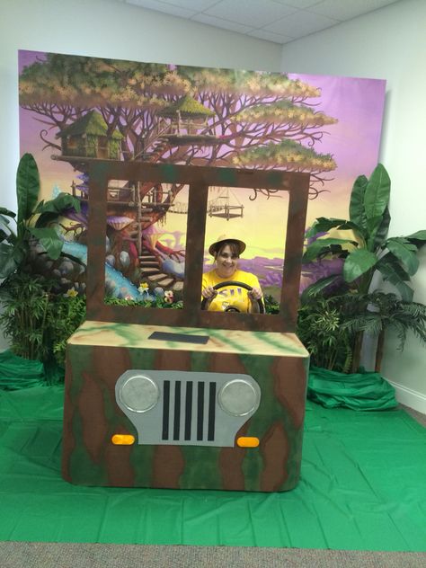 Our photo booth for Journey Off the Map. Jeep made from cardboard covering a small table Tropisk Fest, Safari Jeep, Jungle Thema, Jungle Decorations, Jungle Theme Parties, Deco Jungle, Jungle Safari Party, Zoo Party, Safari Theme Party