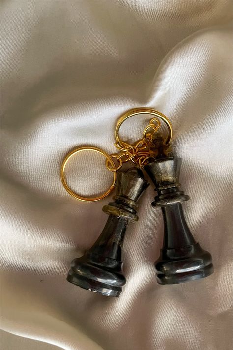 Stunning his/her keychains to enhance your look. Match with your significant other while staying in style. Buy now on etsy. ⬇️Click visit to order now⬇️ Epoxy Resin Keychains, Queen Chess, Her King, Chess Queen, Keychain Personalized, King And Queen, Significant Other, King Queen, Chess