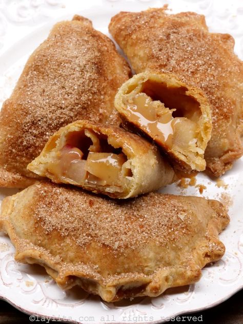 Chamin Recipe, Dessert Empanadas Recipe, Sweet Empanadas Recipe, Apple Empanadas, Empanada Dough, Mexican Pastries, Empanadas Dough, Fried Pies, Empanadas Recipe