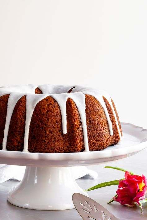 Vegan Hummingbird Bundt Cake with Vanilla Glaze - Crumbs & Caramel Limoncello Pound Cake, Vegan Bundt Cake, Hummingbird Bundt Cake, Orange Chiffon Cake, Hummingbird Cake Recipes, Cake Calories, Hummingbird Cake, Vanilla Glaze, Classic Cake