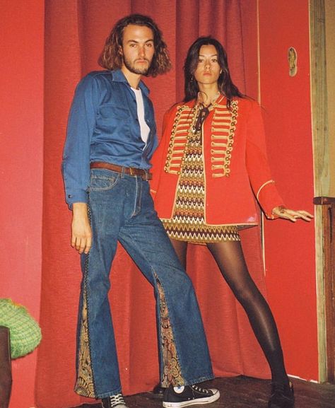 Retro film couple cute fashion 70s jeans 80s Fashion Couples, 70s Wedding Photoshoot, 70s Fashion Couple, 70s Couples, 60s Couple, 70s Couple, 70s Celebrities, Outfit Fiesta, 70s Jeans