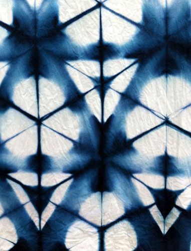 Tie Techniques, Shibori Textiles, Shibori Dyeing, Itajime Shibori, Shibori Diy, Kerajinan Diy, Shibori Designs, Folding Techniques, Textile Dyeing