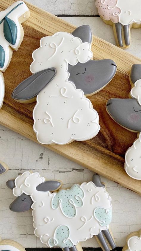 Lamb Cookies Royal Icing, Christmas Lamb, Easter Party Food, Cake Decorating Piping, Sugar Cookie Royal Icing, Sugar Cookie Designs, Animal Cookies, Cookie Icing, Fancy Cookies