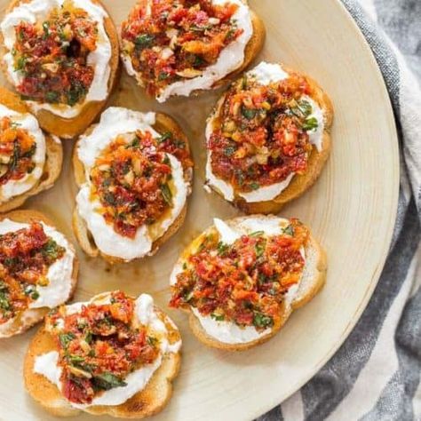 Sun-dried Tomato Ricotta Crostini Appetizer Ricotta Crostini, Crostini Appetizers, Crostini Recipes, Party Appetizer, Food Heaven, Tomato Basil, Party Food Appetizers, Dried Tomatoes, Tortellini