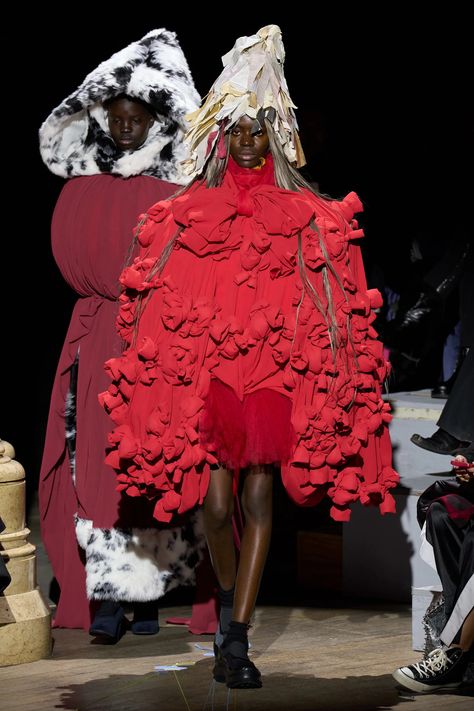 Comme des Garçons Fall 2023 Ready-to-Wear Collection | Vogue Comme Des Garcons Runway, Rei Kawakubo Comme Des Garcons, Fur Skirt, Paris Fashion Week Runway, Fall 2023 Ready To Wear, Fashion Runway Show, 2023 Ready To Wear Collection, 2023 Ready To Wear, Rei Kawakubo