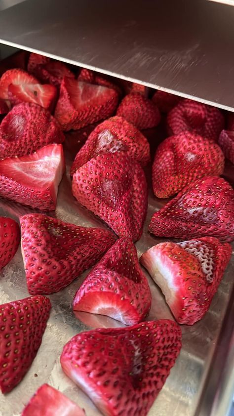 Freeze Dryer, Candy Board, Cooking Easy, Freeze Dried Strawberries, Freeze Drying Food, Ice Melting, Dried Strawberries, Birthday Board, Freeze Dried