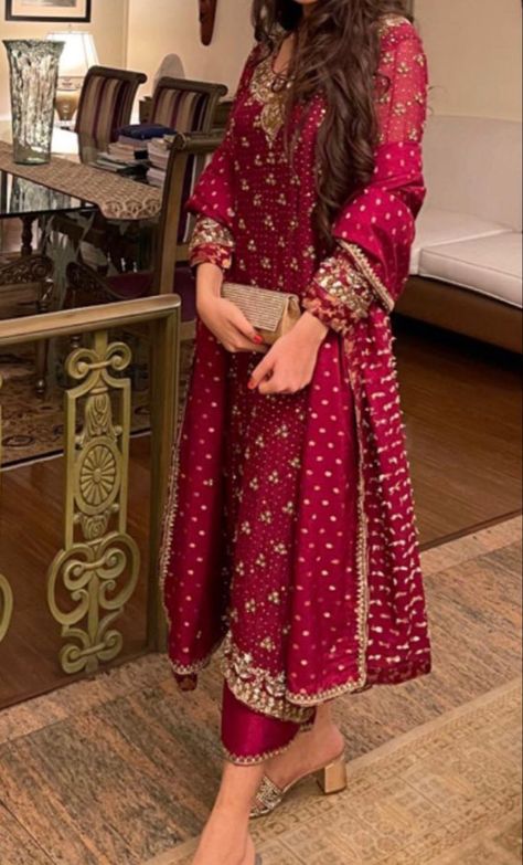 Party Punjabi Suits Indian Weddings, Wedding Dresses For Pakistani Women, Heavy Suits For Wedding, Indian Party Wear Suits, Red Salwar Kameez, Pakistani Suits Party Wear, Desi Fits, Party Wears, Wedding Dresses Ideas