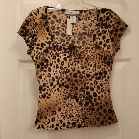 Nwt Nine & Company Women's Petite Small Short Sleeve Cheetah Print Top With Cute Buckle *Perfect For The Office Or Out On The Town* Cheetah Print Clothes, Cheetah Print Shirt, Cheetah Top, Cheetah Print Top, Cheetah Print Shirts, 2024 Ideas, Poshmark Finds, Stylish Clothes, Leopard Print Top