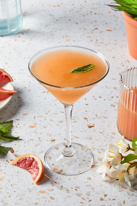 This basil grapefruit martini is made with fresh grapefruit juice and vodka, sweetened slightly and shaken with fresh basil leaves. It's tangy and refreshing, with a subtle pop of aromatic basil for an elegant and invigorating drink. Vodka Martinis, Basil Martini, Orange Crush Cocktail, Tequila And Lemonade, Grapefruit Martini, Caramel Apple Martini, Basil Cocktail, Lemon Drop Martini, Lemonade Cocktail