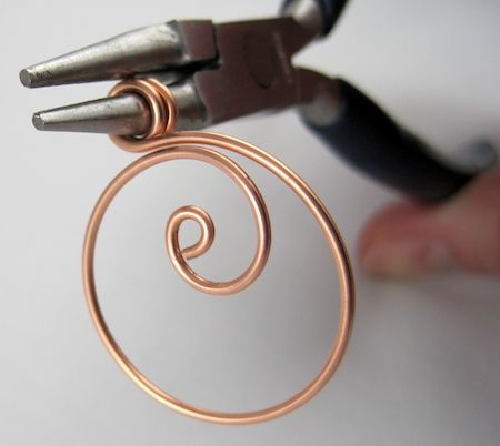 zen-spiral-hoop-earrings-9 Earrings Tutorial, Wire Jewelry Making, Bijoux Fil Aluminium, Trendy Jewerly, Artistic Wire, Jewerly Making, Earrings Hoops, Wire Jewelry Designs, Wire Work Jewelry