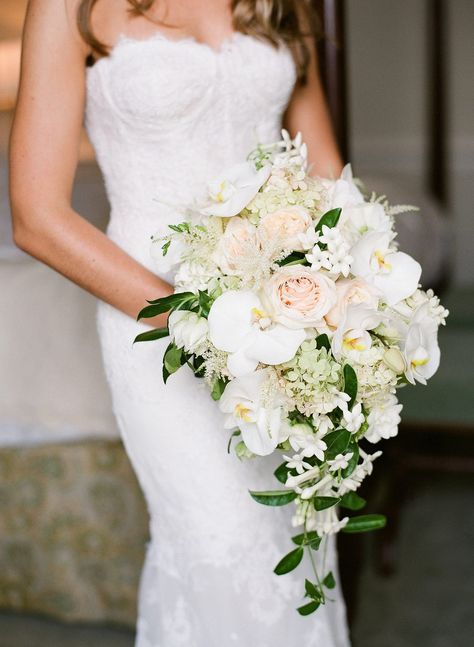 Classic Clutch Rustic Spring Wedding, Garden Rose Bouquet, Unique Wedding Bouquet, Greenery Wedding Bouquet, Spring Wedding Bouquets, Cascading Wedding Bouquets, Wedding Ceremony Ideas, Red Bouquet Wedding, Cascade Bouquet