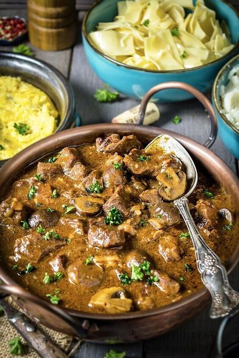 Instant Pot Beef Stew With Mushrooms and Red Wine. Easy and quick family dinner idea for sunday. Beef Stew With Mushrooms, Meaty Mushrooms, Stew Beef Chili, Stew With Mushrooms, Beef And Mushroom Stew, Beef Chunks, Instant Pot Beef Stew, Food Authentic, Red Wine Recipe