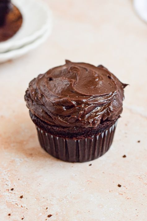 Single Cupcake Recipe, Simple Chocolate Frosting, Delicious Cupcakes Recipes, Chocolate Baileys, Small Cupcakes, Large Cupcake, Hot Chocolate Cookies, Cupcake Tray, Single Serving Recipes