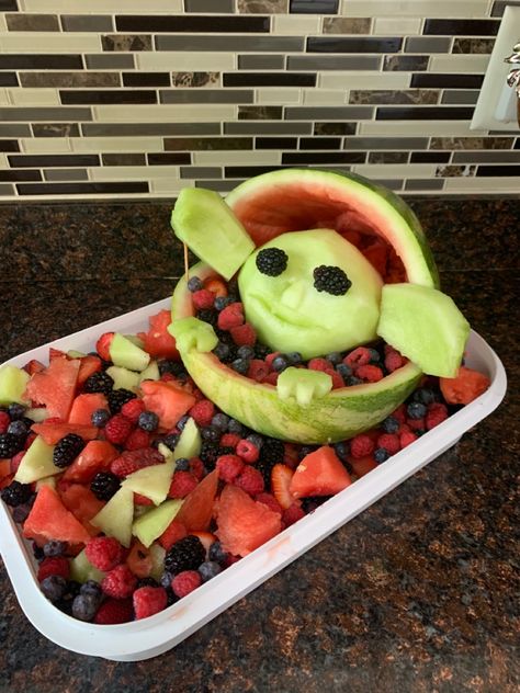 Star Wars Watermelon Carving, Baby Yoda Birthday Party Ideas, Grogu Birthday, Baby Yoda Party, Watermelon Carving Easy, Star Wars Dessert, Star Wars Party Food, Yoda Birthday, Carved Watermelon