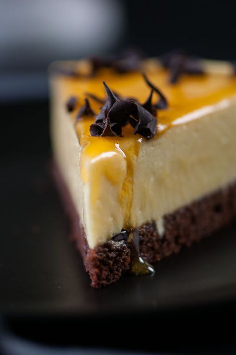 Passionfruit Mousse, Passion Fruit Mousse, Layered Dessert, Fruitcake Recipes, Bar Recipes, Mousse Recipes, Mouse Cake, Cake Board, Chocolate Shavings