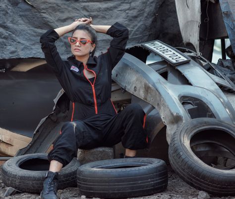 Tire Photoshoot, Mechanic Photoshoot, Kenzo Ad, Woman Mechanic, Girl Mechanics, Creative Photoshoot Ideas, Races Fashion, Barbie Model, Automotive Photography