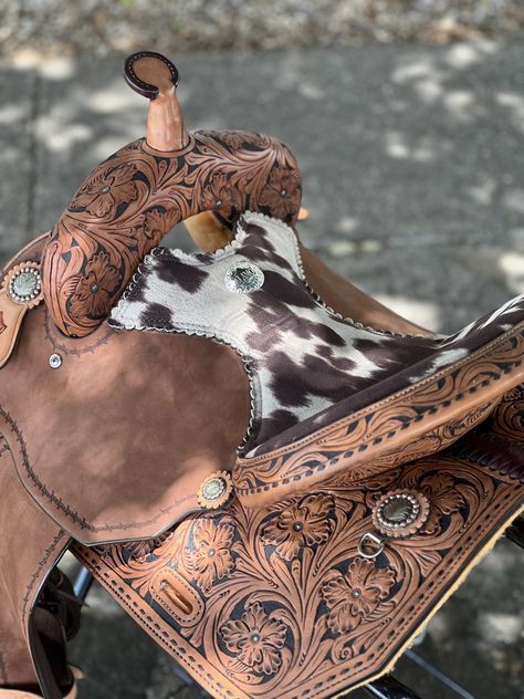 Western Tack Room, Horses Saddles, Western Horse Tack Turquoise, Western Tack Sets, Barrel Racing Tack Rodeo, Horse Model, Horse Barn Ideas Stables, Western Horse Saddles, Western Bridles