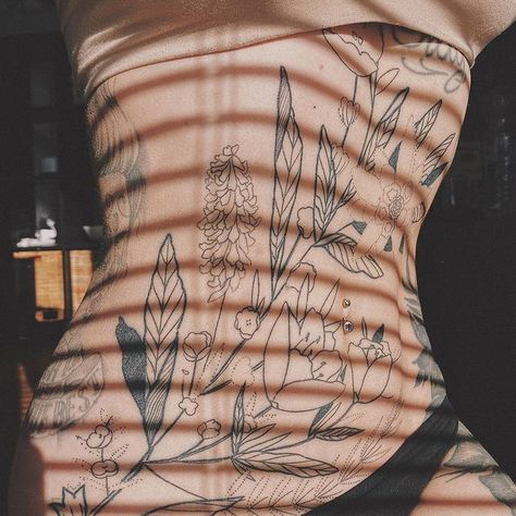 Freehand Botanical Tattoos (@danielthegardener) • Instagram photos and videos Thigh Piece Tattoos, Botanical Tattoos, Bamboo Tattoo, Thigh Piece, Pieces Tattoo, Botanical Tattoo, The Gardener, Flower Sketches, Henna Tattoo Designs