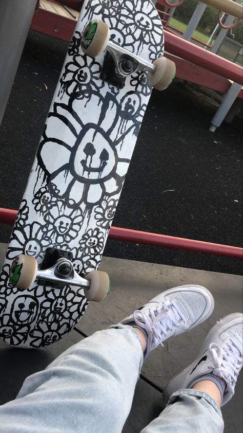 Skate Board Painting Ideas Aesthetic, Skate Board Designs Ideas, Skateboard Design Aesthetic, Skateboard Aesthetic Painting, Painting Skateboards, Skateboard Aesthetic Design, Skateboard Ideas, Skate Boards Design Ideas, Skateboard Art Design Ideas