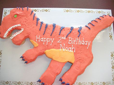 Dinosaur cupcake cake by Linda's Kitchen, via Flickr Dinosaur Cupcake Cake, T Rex Cake, Dinosaur Cupcake, Pull Apart Cupcake Cake, Dinosaur Cupcakes, Dino Cake, Dinosaur Birthday Cakes, Pull Apart Cupcakes, Dinosaur Themed Birthday Party