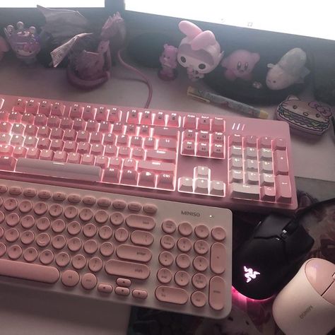 Hello Kitty Set Up Gaming, Pc Setup White, Pink Pc, Cute Keyboard, Dream Desk, Pink Games, Gaming Room Setup, Cute Room Ideas, Computer Setup