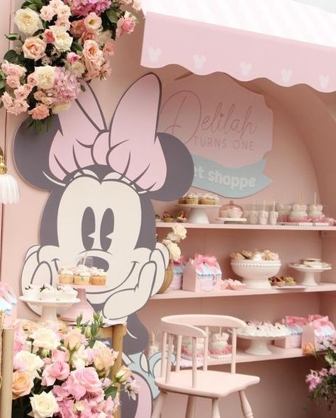 Instagram Minnie Mouse Backdrop Ideas, Vintage Minnie Mouse Party, Mickey Mouse Themed Birthday Party, Minnie Mouse Birthday Cakes, Disneyland Birthday, First Birthday Party Themes, Baby Birthday Cakes, Minnie Mouse Birthday Party, Minnie Birthday