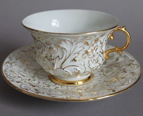 Crockery Set, Tea Cup Collection, Pretty Tea Cups, Pretty Cups, Keramik Design, Tea Sets Vintage, Gold Cup, Vintage Teacups, Teapots And Cups