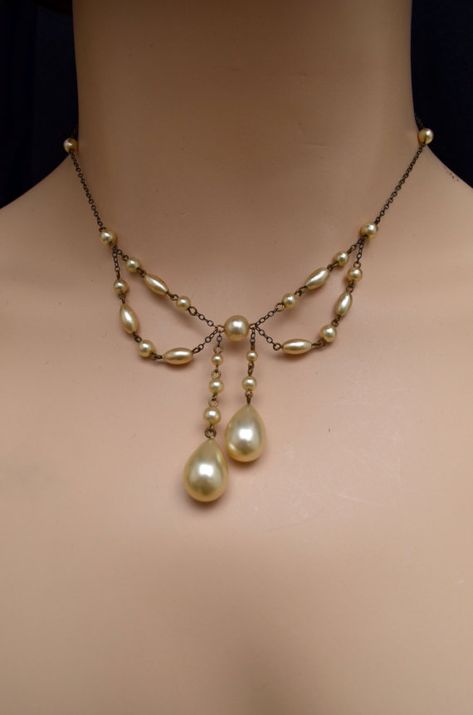 Elegantly beautiful 1920s/30s vintage pearl bow festoon necklace. Flapper Jewelry 1920s Necklaces, Simple Beautiful Necklaces, Vintage Bead Necklace, 30s Jewelry, 1930s Flapper, 1930s Necklace, Flapper Jewelry, 1930s Jewelry, Vintage Pearl Jewelry