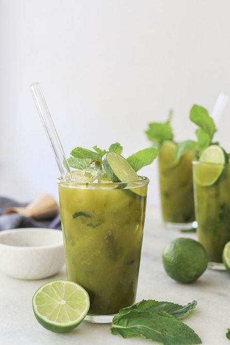 Matcha Mojito Recipe - Sugar and Charm - sweet recipes - entertaining tips - lifestyle inspiration Sugar and Charm – sweet recipes – entertaining tips – lifestyle inspiration Matcha Mojito, Easy Mojito, Easy Mojito Recipe, Mojito Recipe Classic, Classic Mojito, Matcha Mint, Healthy Apps, Party Punch Recipes, Strawberry Mojito