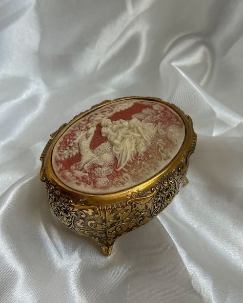 Vintage Jewellery Box Aesthetic, Vintage Trinket Boxes, Vintage Jewelry Box Aesthetic, Jewelry Box Aesthetic, Vintage Jewelry Boxes, Vintage Music Box, Jewelry Box Vintage, Music Box Vintage, Vintage Jewlery