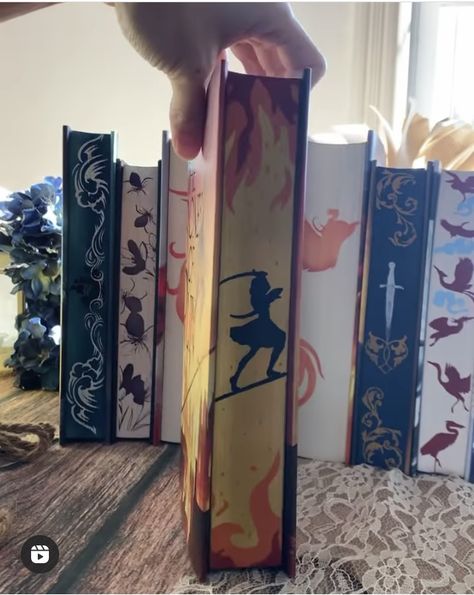 Book Edges, Book Painting, Book Boxes, Book Binding Diy, Book Spine, Diy Bookmarks, Painted Books, Painting Edges, Book Binding