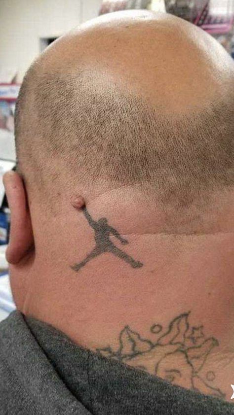 Tattoo Bras Homme, Tattoo Memes, Terrible Tattoos, Culpa Mia, Men Tattoos, Tattoos Geometric, Tattoo Fails, Geniale Tattoos, Bad Tattoos