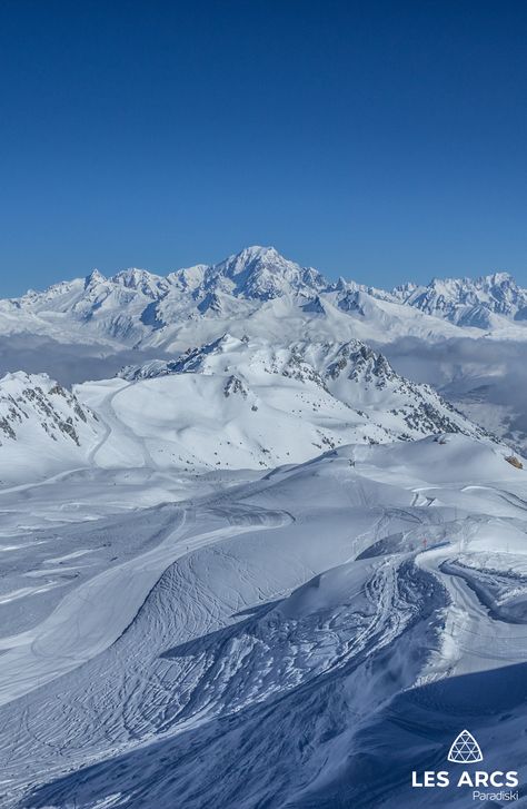 Skier face au Mont Blanc, c'est possible aux Arcs ! #mountain #skiresort Snow Vibes, Magical Scenery, Snowy Pictures, Ski Culture, Ski Bums, Snow Mountains, Nature Iphone Wallpaper, Les Arcs, Ski House