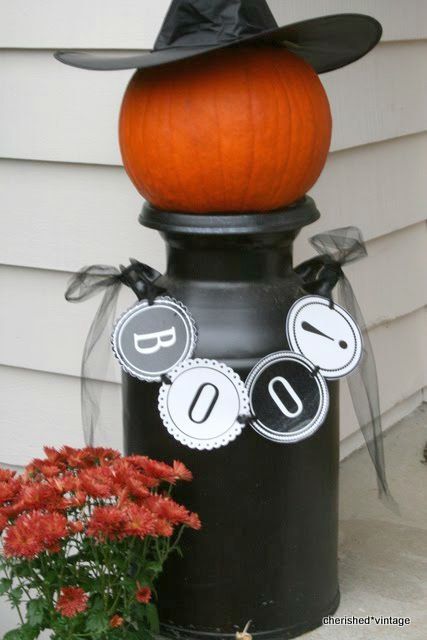 Milk Can Decor, Old Milk Cans, Halloween Decor Diy, Halloween Displays, Milk Cans, Fall Holidays, Fall Fun, Dia De Muertos, Holidays Halloween