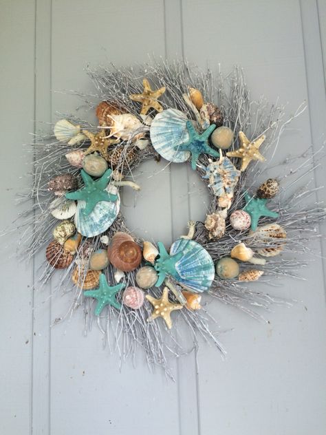 Sea Shell Crafts Wreaths & Garlands, Beach House Wreath, Wreath With Shells, Sea Shell Wreaths Ideas, Seashell Wreath Diy, Beach Wreath Ideas, Seashell Wreaths, Nautical Wreaths, Shell Wreaths