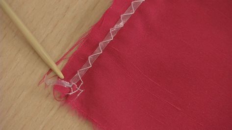 A Quick Sewing Tip to Gather Fabric Evenly | Video.  Watch a demonstration of this easy method. Gather Fabric, Sewing Ruffles, Teaching Sewing, Threads Magazine, Sewing School, Sewing 101, Sewing Fabrics, Sewing Stitches, Top Sewing Pattern