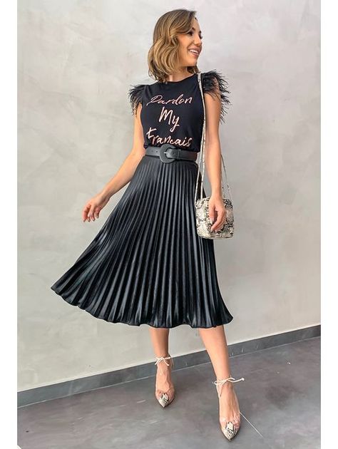 Accordion Skirt Outfits - 36 Outfits Ideas to Wear Accordion Skirts Blue Skirt Outfits, Fall Fashion Outfits Casual, Rok Outfit, Accordion Skirt, Pleated Skirt Outfit, Black Dress Outfits, Pleated Skirts, Elegante Casual, Outfit Trends