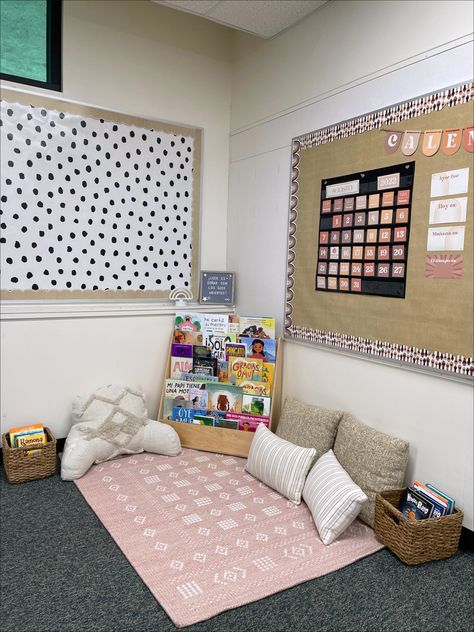 Classroom Library Corner Ideas, Quiet Area In Classroom, Class Reading Corner Ideas, Preschool Classroom Cozy Corner Ideas, Library Corner Preschool, Classroom Relaxation Corner, Simple Reading Corner Classroom, Preschool Library Center Ideas Reading Corners, Cosy Corner Classroom