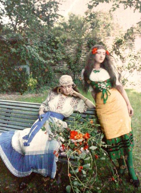 Autochrome, Paris ca 1905.  I am not sure if this is an autochrome or that the date is incorrect. Edwardian Cottagecore, Image Positive, Colorized Photos, Bohemian Women, Color Film, Colour Photograph, Vintage Victorian, Early 1900s, Vintage Photographs