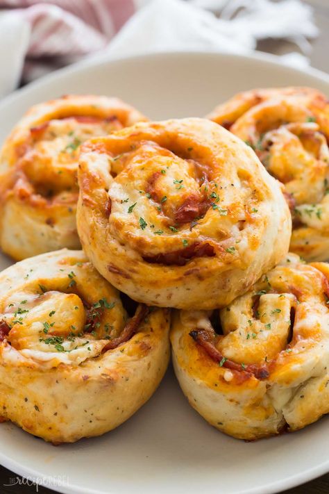 Easy Pizza Pinwheels Recipe Pizza Pinwheels, Pizza Roll Up, Pizza Roll, Freezer Meal Prep, Pinwheel Recipes, Easy Party Food, Easy Pizza, Kraft Recipes, Christmas Party Food