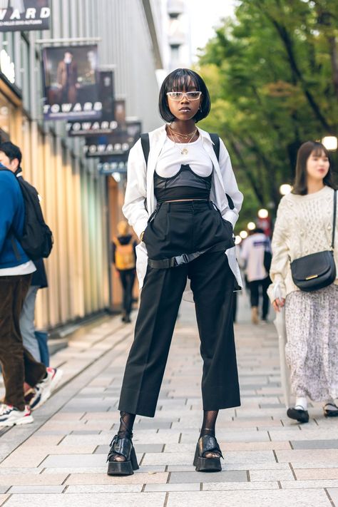 The Best Street Style From Tokyo Fashion Week Spring 2020 London Street Fashion, Tokyo Fashion Street, Man Street Style, Fashion Week Dresses, Jakarta Fashion Week, Goth Outfit, Tokyo Fashion Week, Tokyo Street Fashion, Fashion Week Outfit