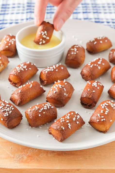 Want to make air fryer frozen pretzel bites? Easy to make with some coarse salt and your air fryer, you'll be snacking in no time! Frozen Pretzel Bites In Air Fryer, Auntie Annes Pretzels, Frozen Pretzels, Frozen French Fries, Frozen Snack, Air Fry Recipes, Mini Pretzels, Coarse Salt, Soft Pretzels