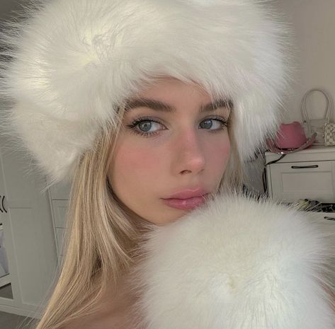 With The Wolves Around You, Darling. White Fur Hat, Estilo Rachel Green, Elegantes Makeup, Cold Girl, Russian Winter, Winter Princess, Snow Princess, Winter Makeup, Winter Girls