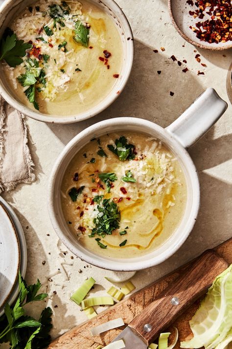 Savory leeks come together with tender cauliflower to form your latest soup obsession. Introducing my Zesty Cauliflower Leek Soup, a creamy, October Produce, Leek And Cauliflower Soup, Kalejunkie Recipes, Cauliflower Leek Soup, Leeks Soup Recipes, Leek Recipes, Cauliflower Soup Recipes, Lectin Free, Parmesan Potatoes