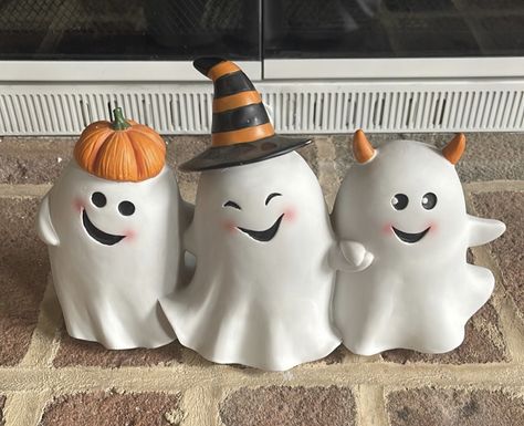 Fall Clay Sculptures, Ghost Clay Art, Air Dry Clay Halloween Crafts, Clay Halloween Ideas, Fall Clay Ideas, Halloween Ceramics Ideas, Hay Bale Art, Decorating Pumpkins, Clay Ghost