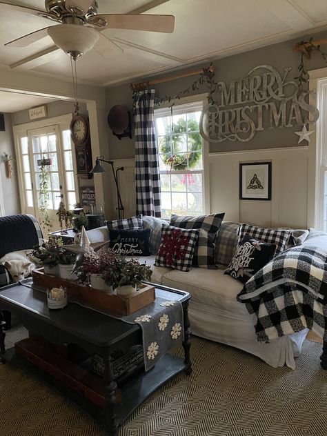 Black Buffalo Plaid Living Room, Decorating Living Room For Christmas, Buffalo Plaid Living Room, Country Farmhouse Living Room, Plaid Living Room, Farm Decorations, Christmas Aesthetic Cozy, Easy Diy Christmas Decorations, Living Room Farmhouse Decor