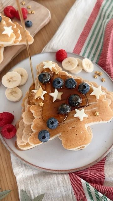 Christmas Shaped Pancakes, Christmas Pankaces Ideas, Christmas Tree Pancakes, Pancakes Christmas, Christmas Pancakes, Pancake Art, Piping Bag, Christmas Lovers, Christmas Breakfast